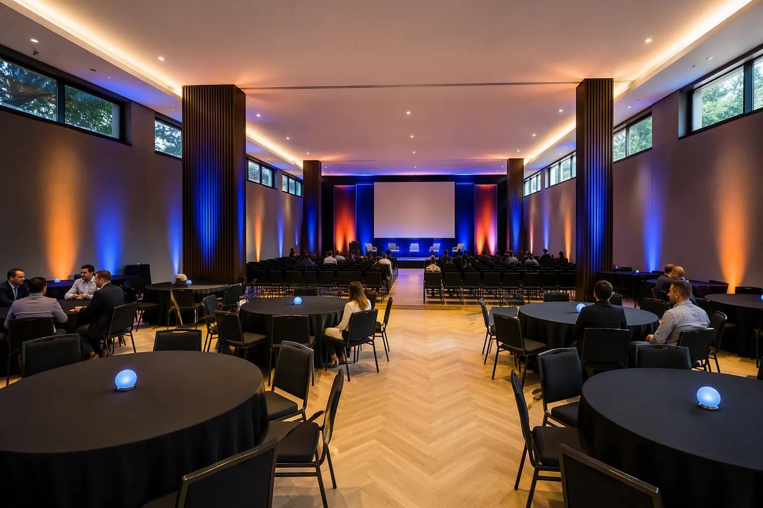 Talks e oficinas, projeção da feira montada